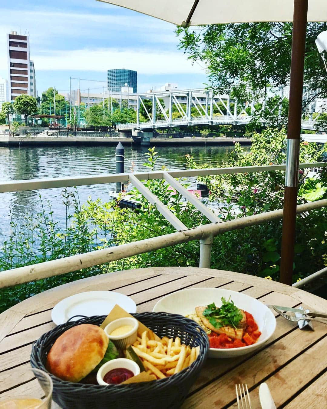 湯田友美さんのインスタグラム写真 - (湯田友美Instagram)「It’s lovely weather..💕 何をしてても気持ちのいい季節☺️ テラスランチも快適☀️ ・ #lunchtime #lovely_day #riverside #beautifulgreen #tyharbor #tyharborbrewery #swordfish #hamburger  #ランチ #ハンバーガー #アボカドトッピング #🍔 #メカジキのソテー #🐠 #今月2回目 笑」5月21日 16時01分 - yudatomomi