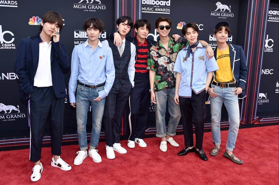 BTSさんのインスタグラム写真 - (BTSInstagram)「The red carpet road to the @BBMAs Feels like we're wearing magic slippers on our way to meet you <3 #iVoteBTSBBMAs  빌보드 뮤직 어워즈 레드카펫에서의 #방탄소년단 입니다💜」5月21日 7時32分 - bts.bighitofficial