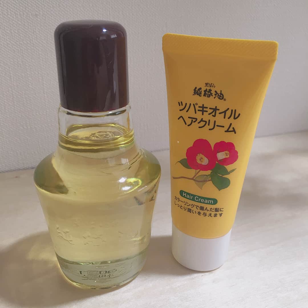 新原愛加のインスタグラム：「. 純椿油を紹介します❤︎ (スライドしてください~~) .  髪、ヘアケア以外にも全身に使えるオイル✨ 洗顔からフェイスケア、フェイシャルパックなどいろんな使い方ができます☺️ わたしはお風呂あがりに全身に塗ったり、ヘアオイルとして濡れた髪につけたり、外出前にささっと付けたりしています。 . 個人的には無香なのもすごくうれしい‼︎ ボディクリームに香水といろんな香りが混ざってしまうのはイヤなので🙅‍♀️ . 今なら店頭で購入するとツバキオイルクリームも付いてきます‼︎ 全国のドラッグストア、スーパーなどで購入できます❤︎ . #くろばら #黒ばら本舗 #純椿油 #PR  #無添加 #ヘアオイル #ヘアケア #フェイスケア」