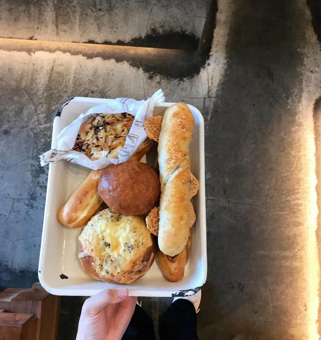 AMOさんのインスタグラム写真 - (AMOInstagram)「久しぶりのbluff bakery⚪️🔵 やっぱりどれを食べても美味しい〜っ ここのパンのファンです😊」5月21日 10時36分 - amo_whale