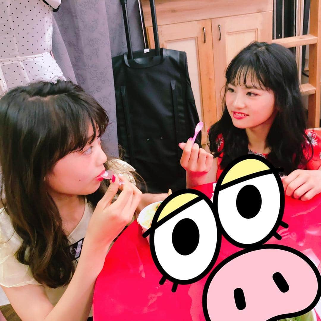ニコ☆プチのインスタグラム：「撮影中😋❤️ 朝からおいし〜〜いスイーツに囲まれてまーす💫みんな夢中になって食べてる…🙄❤️ どんな内容なのかは、ニコ☆プチ8月号のインフルエンサーをチェック！ #ニコプチ」