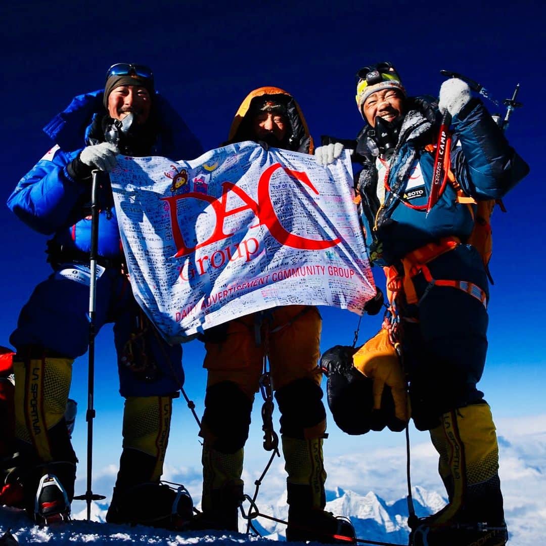 dac7summitsのインスタグラム：「≪ エベレスト登山 ≫ 3名全員無事登頂し、BCまで下山してきました！2018年5月17日 6:15登頂 応援してくださった皆様のおかげで、全9日間におよぶ挑戦を達成する事ができました。本当にありがとうございました。  #念願のエベレスト登頂 #3名全員で無事登頂 #感無量  世界一の山頂からの景色は、360°雪と山々に囲まれた絶景！標高7020mのノースコルですら、頂上からみると小さく見えるほど、標高8848mは偉大でした！  #エベレスト登頂#エベレスト#Everest#セブンサミット#登山#登山好きと繋がりたい#山登り#山好きな人と繋がりたい」