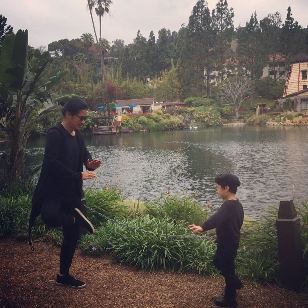 鈴木一真さんのインスタグラム写真 - (鈴木一真Instagram)「謎の湖と粋な家🌳 #LakeShrine #Yoga #EamsHouse #CaseStudyHouse #PacificPalisades #GoodVibes #GoodVibesOnly #WeekEnd」5月21日 10時58分 - _kazumasuzuki_