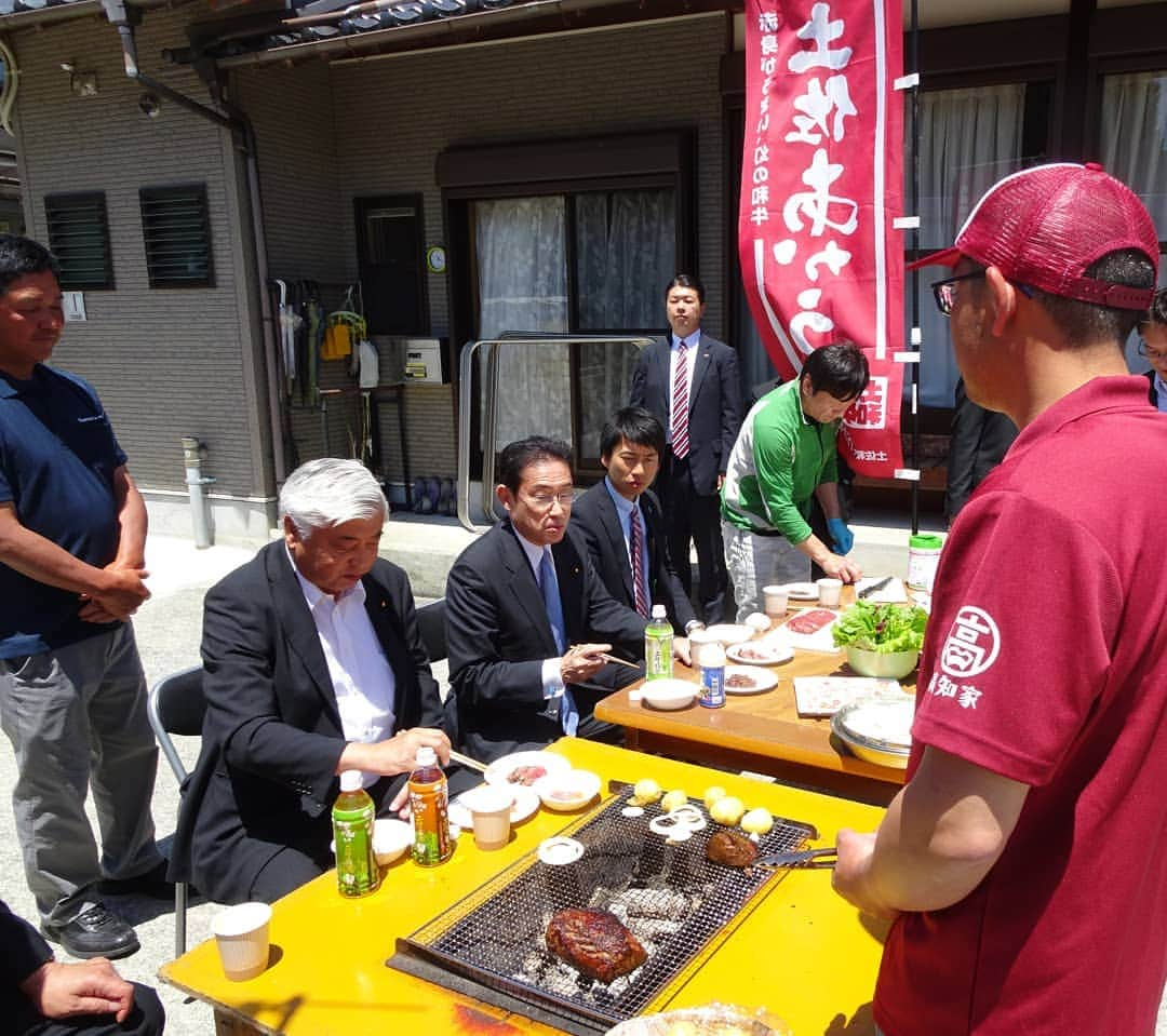 中谷元さんのインスタグラム写真 - (中谷元Instagram)「岸田政調会長と中谷元 #中谷元 #岸田政調会長 #カワムラファーム #土佐あかうし」5月21日 12時23分 - nakatani.gen_office