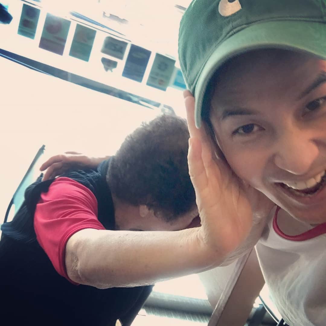 キム・ジソクのインスタグラム：「. 15년째 단골집 사장님과 드디어 사진을 찍었다. 아 행복해.. 15년동안 식당에 우리둘만 있었던적은 처음이었다. 아 행복해.. #거의독사진수준#한손으로밀어내다가#사진찍기싫다하시면찍지않는게맞음#두손으로강하게밀어내기#흔들린사진몇장더있음#제일사랑하는곳#알만한사람들은다알지#어머니건강하세요💜🙏」