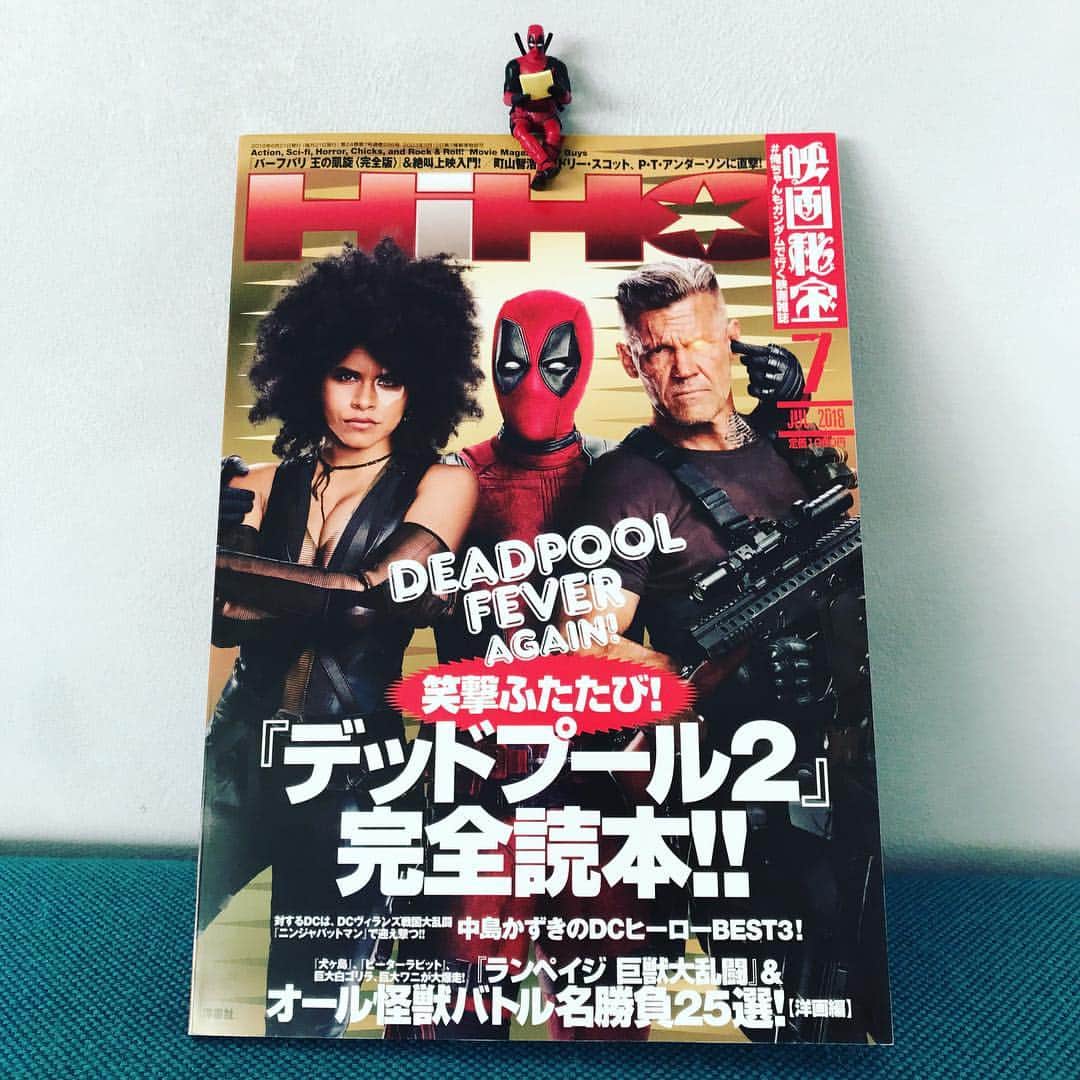 デッドプールのインスタグラム：「俺ちゃんの中のライアン・レイノルズちゃんのインタビューや『デッドプール2』の最速レビューなど、全10ページの大特集が組まれてる「#映画秘宝」が今日から発売❗️ みんな、買ってね〜❣️ #デッドプール  #デップー2 #告知プール」