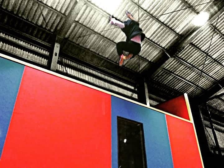 Takahiroさんのインスタグラム写真 - (TakahiroInstagram)「ㅤ マイナースポーツだけど 私はこのスポーツが好きだ ㅤ 目の前の壁を越えるために挑戦するし ㅤ ㅤ やってる人は ㅤみんな必ず上を向いている ㅤ #trampwall #trampoline #ウォールトランポリン ㅤ ㅤ スタッフさん Yuri : @wonjong__lee のご丁寧な対応に 楽しく練習させて頂きました 有難うございました😇😇 ㅤ ㅤ ㅤ 【 Mr.JUMP 】@mrjump_fuso #ミスタージャンプ トランポリンをはじめとして、ボルダリングや垂直スライダーなど 様々なアトラクションを楽しめる複合アスレチック施設です。 誰もが楽しめるアミューズメント施設を目指しています。 ******************************************* ◼️住所 〒480-0105 愛知県丹羽郡扶桑町南山名新津10 ◼️営業時間 10:00-22:00 (土日月祝) 13:00-22:00 (火水木金) ※不定休 ◼️お問い合わせ 0587-91-3922 ［HP］ https://mrjump.jp/#topAbout ㅤ ******************************************* ㅤ ㅤ ㅤ ［Instagram active user introduction］ ㅤ ㅤ頻度に私のaccountにlikeやｺﾒﾝﾄ頂いているユーザー & 新たに独断と偏見の【great photo認定様】を毎投稿時にご紹介致します。 ㅤ いつも見に来てくれてありがとうございます✨ 同じ同業者ですね！役者はいろんな意味で大変ですよね😌応援します❗ Yuka様のご声援Follow是非宜しくお願い致します。 🔽 Follow us👉( @yuka81_ ) 🔼 This is Instagram Active account! It will be a meeting to be your plus!! Please support and follow!! ㅤ ■毎回ランダム選考紹介しています。ご要望の方はDMまでお願い致します。(follower様のみ) ㅤ ㅤ ┄┄┄┄┄┄┄┄┄┄┄┄┄┄┄┄┄┄┄┄┄ 📮芸能お悩み相談窓口📮 現役制作兼アーティストTakahiroによる芸能お悩み相談所開設📥 Followerして下さったお客様にはご相談お受け致します。 一人で悩まず先ずはご相談DM or sarahahへ 📩takahirokwan.Sarahah.com ┄┄┄┄┄┄┄┄┄┄┄┄┄┄┄┄┄┄┄┄┄ 🔖Tag #l4l #Happy #love #sport #performance #walltramp #artist #producer #jump #トランポリン #パフォーマンス #ジャンプ #監督 #ショー #イベント #アーティスト #振付 #マネージャー」5月21日 14時47分 - takahirokwan