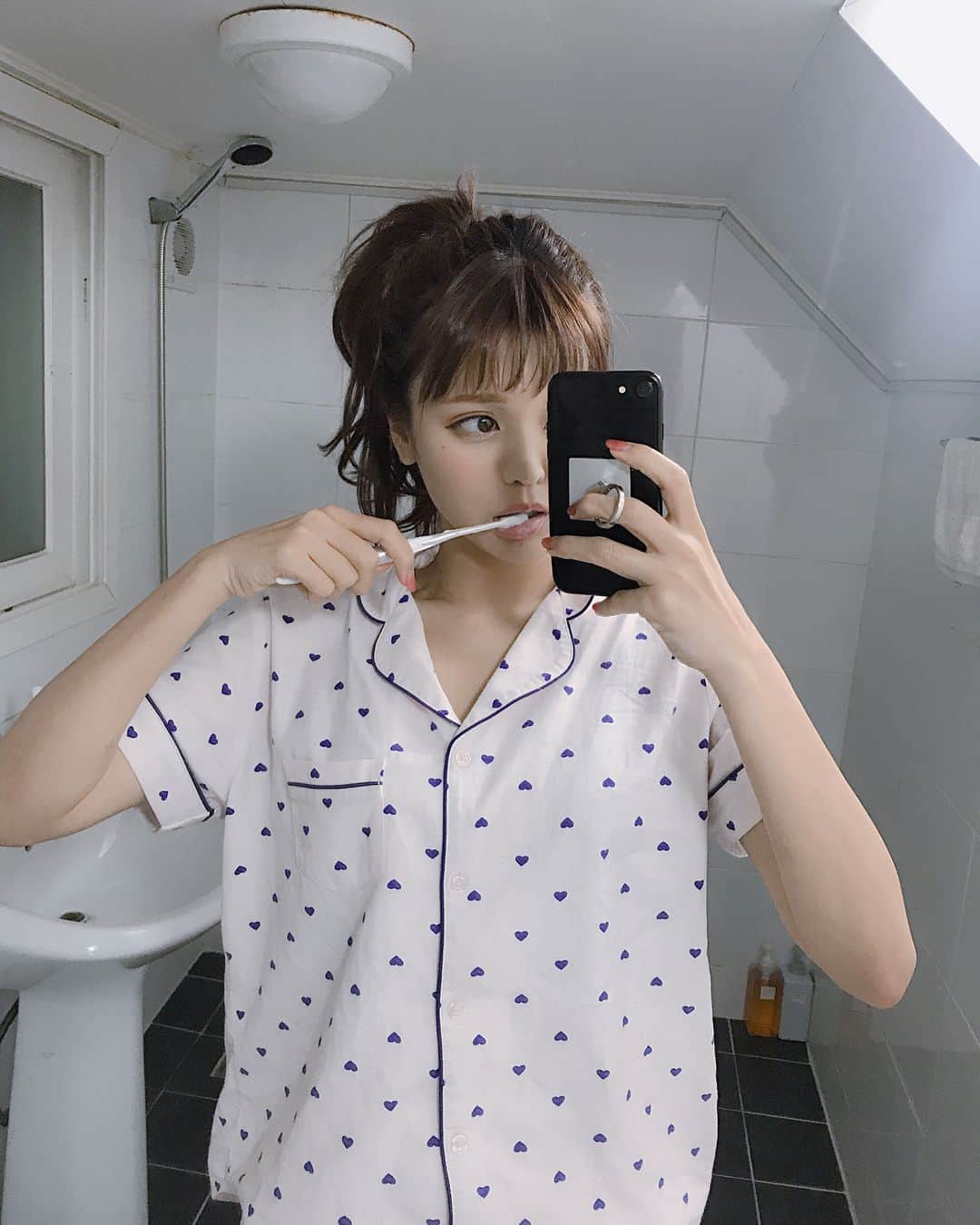 ななぴさんのインスタグラム写真 - (ななぴInstagram)「gn🇰🇷💓 .  泊まってるゲストハウスはbathroomが可愛い🛁  あしたはチムジルバン行くぞ🧖‍♀️ .  #잘자요🌙  #おやすみ #gn #goodnight #パジャマ #gu #韓国旅行 #韓国 #korean #🇰🇷 #ポニーテール」5月22日 0時26分 - __nanapgram__