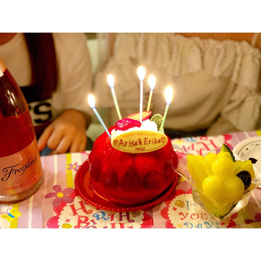 のインスタグラム：「ありしゃん＆えりかちゃん Happy Birth Day🎉✨✨✨ ❥ サプライズ大成功ッッッ⸜(*ˊᗜˋ*)⸝💕 #birthday#surprise#cake #friends#victry#singer#卍#happy#smile」