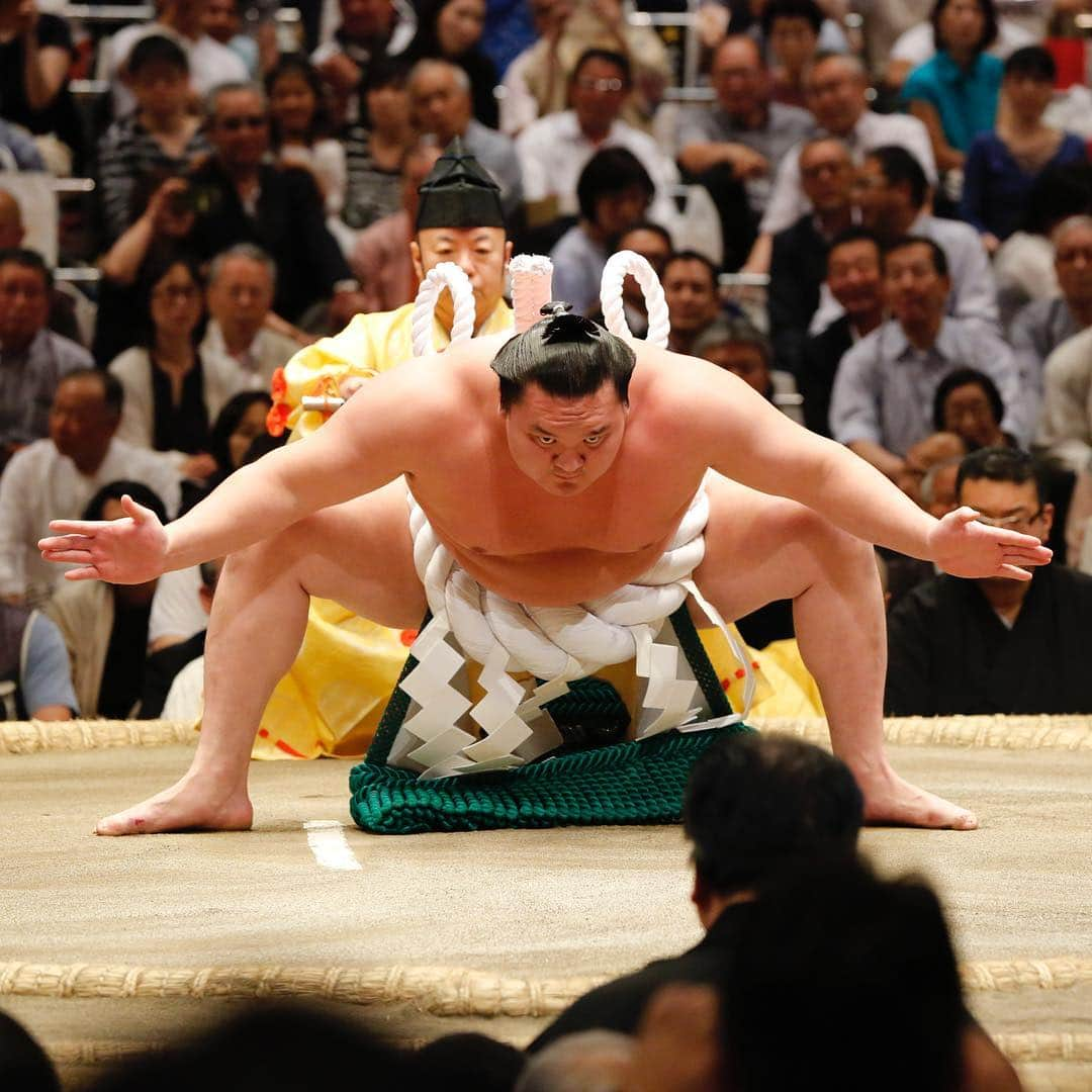 日本相撲協会さんのインスタグラム写真 - (日本相撲協会Instagram)「大相撲五月場所、九日目。 横綱土俵入り、白鵬。 #sumo #相撲 #大相撲  #五月場所 #国技館 #横綱土俵入り #白鵬」5月21日 17時36分 - sumokyokai