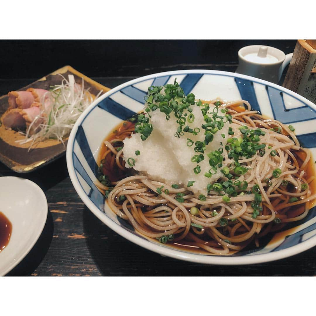 玉城ティナさんのインスタグラム写真 - (玉城ティナInstagram)「朝起きたら夏だったから。  いつも鴨せいろなんですけど おろしもいいなとおもって 落ち着いたのがおろしぶっかけ プラス鴨たたきでした。おいし でもおだしの味が蕎麦に つきすぎるのが嫌だったよね私、ってことを 忘れててやはり次からせいろにしようと思った。 蕎麦湯用意してくれたけどあんまり飲まないんだ ごめんありがとう…！と思いながら出たら UBERが何故かキャンセルになってて凹んだ。 カウンターのあるお蕎麦屋さんは1人に優しい。 でももはやどこでも1人飯できる。」5月21日 17時51分 - tinapouty