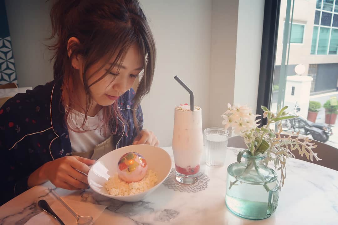 桃さんのインスタグラム写真 - (桃Instagram)「THEインスタ映えな可愛いお花のスイーツを…♡ お花の入った可愛い球体自体はシャンパン味で、なんと！🤭って感じだったんだけど、下の白いチーズケーキと混ぜるとすっごく美味しかった🤗💕 #韓国 #カロスキル #カロスキルカフェ #インスタ映えスイーツ #SONA」5月21日 18時23分 - momo.official
