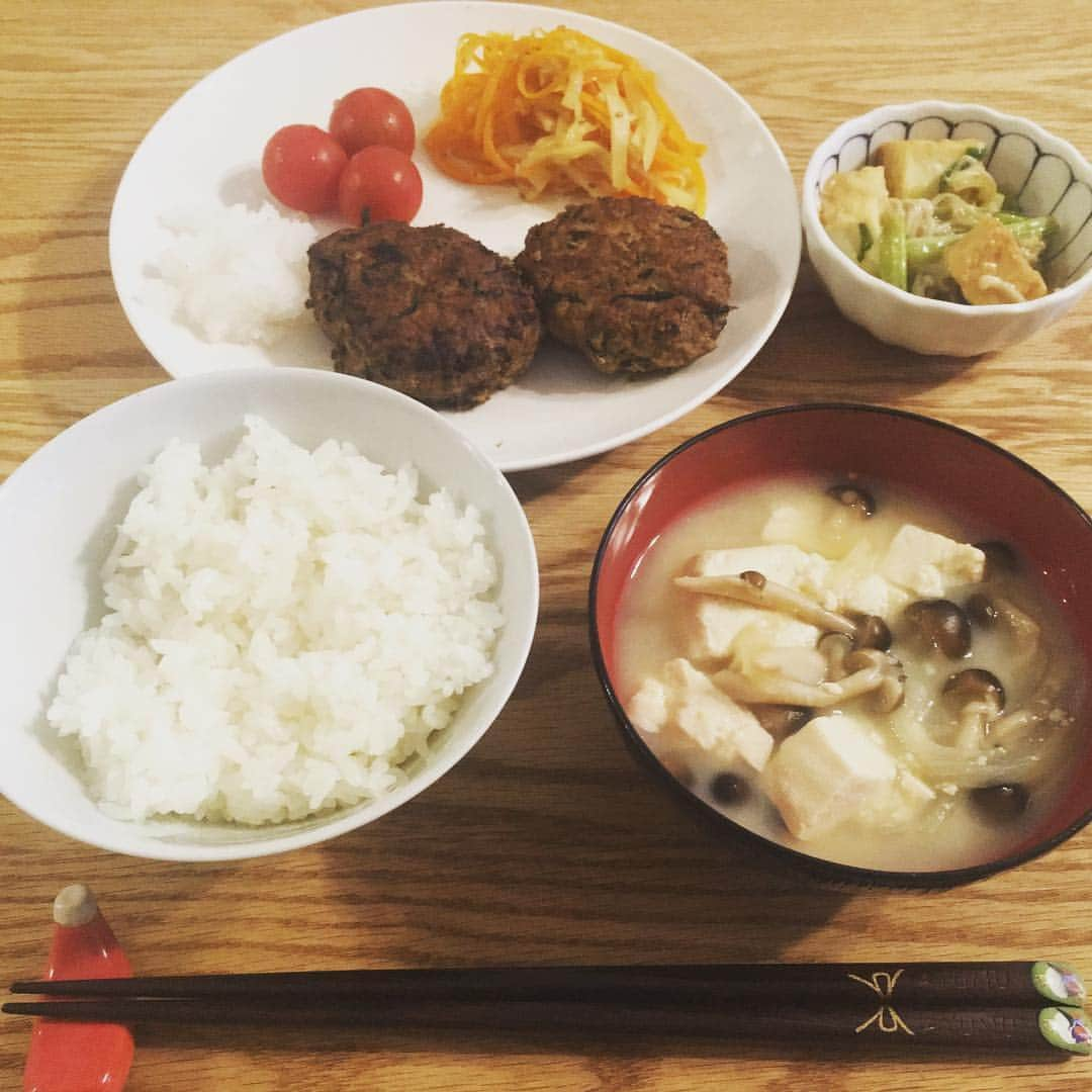 山本愛子さんのインスタグラム写真 - (山本愛子Instagram)「晩御飯は、ひじきハンバーグ(^q^)✨ 肉肉しくておいしい笑  #おうちごはん  #ひじきハンバーグ #一汁三菜」5月21日 19時05分 - aikoyade1219