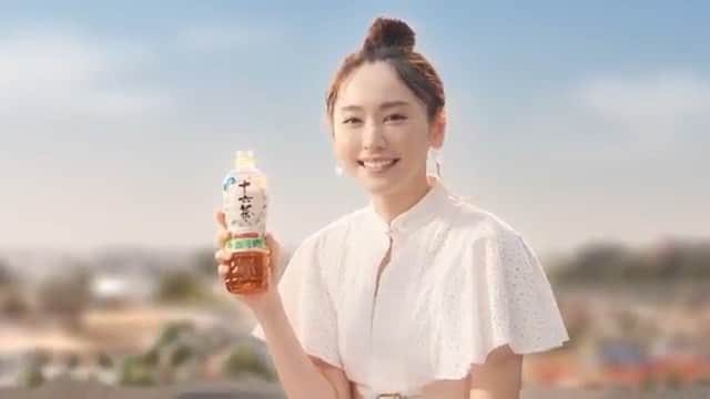 新垣結衣　ファンアカウントのインスタグラム：「新垣結衣 十六茶 新CM  もぉ天使😍😍 #新垣結衣 #ガッキー#新垣結衣好きな人と繋がりたい #新垣結衣好きな人フォローしてね #十六茶」