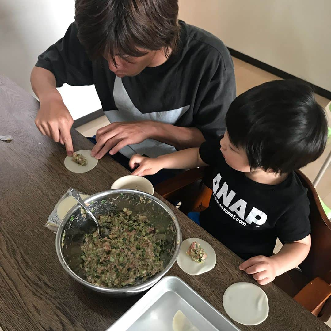 潮田玲子さんのインスタグラム写真 - (潮田玲子Instagram)「今夜は餃子！ 我が家のboysに包むのお願いしました。 できた〜って持ってきたらヒダがない…笑 夫、ヒダってそもそもいるの？見かけのためだけでしょ？って。笑 そうなのかなー？ でもヒダなくても美味しくできました笑  #玲子飯 #餃子 #ヒダなし #タネが大量に余ったので照り焼きに #美味しくできました #息子も大喜び」5月21日 19時58分 - reikoshiota_official