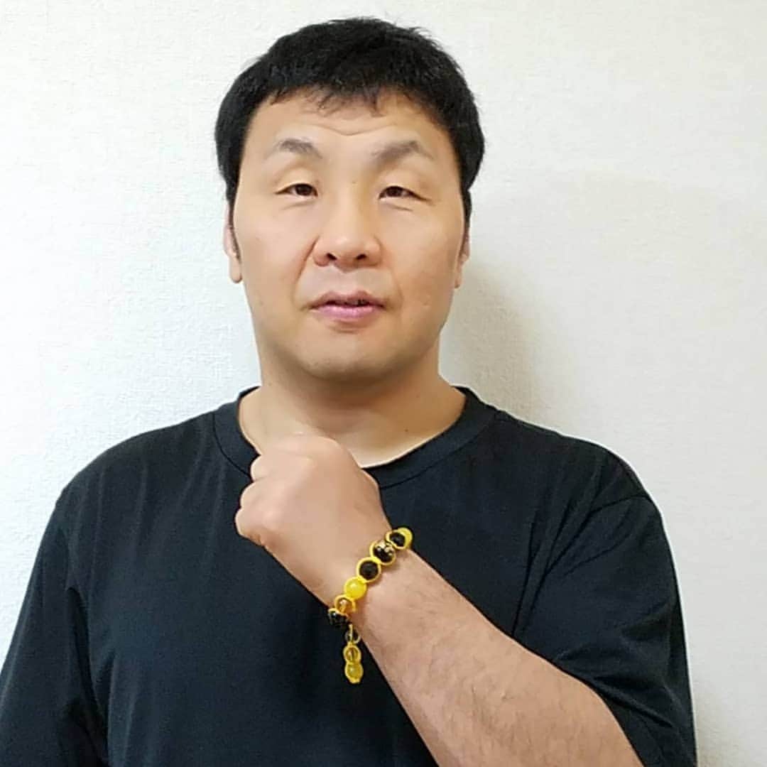 金原弘光のインスタグラム：「エンセンさんに数珠を直してもらっちゃった。 スッゴく綺麗になってて嬉しい😄 #destinyforever #エンセン井上  #数珠　#大和魂 #用賀　#整体 #かねはら整骨院」