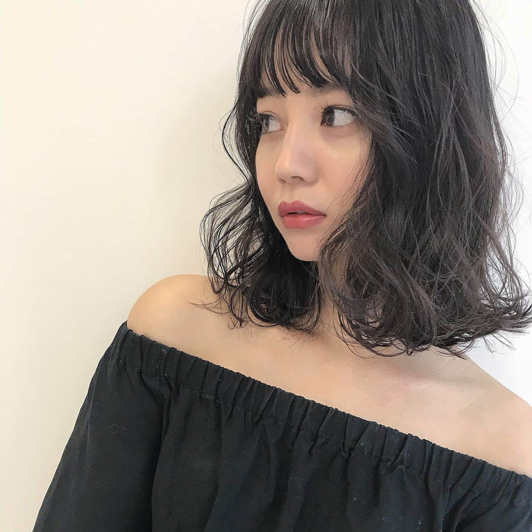 NANAMIさんのインスタグラム写真 - (NANAMIInstagram)「new hair color♡ ラベンダーグレージュだよ💕 暗めだけど透明感がしっかりでるカラーで抜け感抜群✌︎✌︎ @kotone_kuno  さんいつもありがとうございます♡ ブリーチはハイライトで入れてます！！ ほんとに天才美容室さん👏 一緒のヘアカラーしたい方はぜひうちのお店に来てね♡♡ @l_by_home . 髪スーパー伸びた✌︎ ストーリーにもあげたけどボブ派もいるんだね☺︎ 伸ばすか切るか悩む☺︎ #hair #lbyhome #home ＃ヘアカラー #nanami_hair」5月21日 21時20分 - nanami023