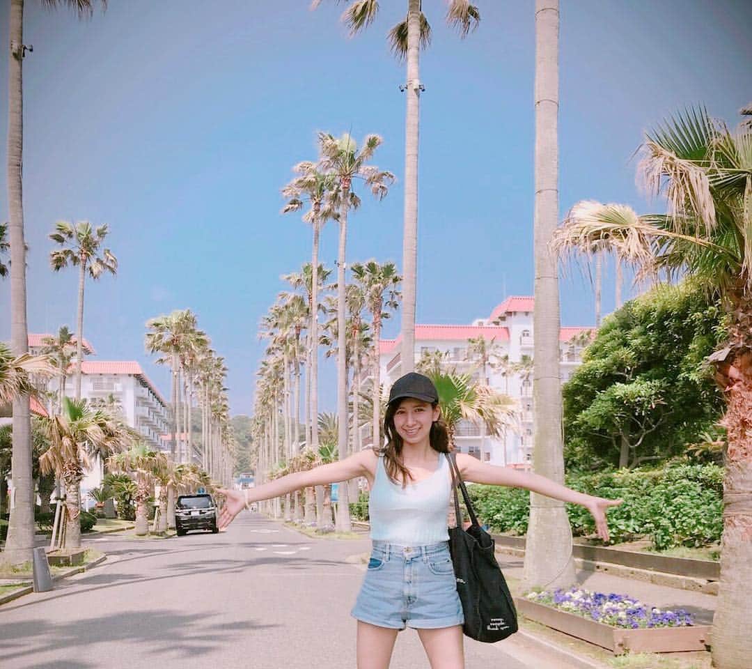 後藤ティファニーのインスタグラム：「定番のフォトスポット #逗子マリーナ をバックに、特にするポーズも無くてただ手を広げただけの人🙌🤷🏼‍♀️笑 まだ5月なのに暑過ぎて、もうキャミソール着てる😂真夏になったらなに着ればいいの😂」