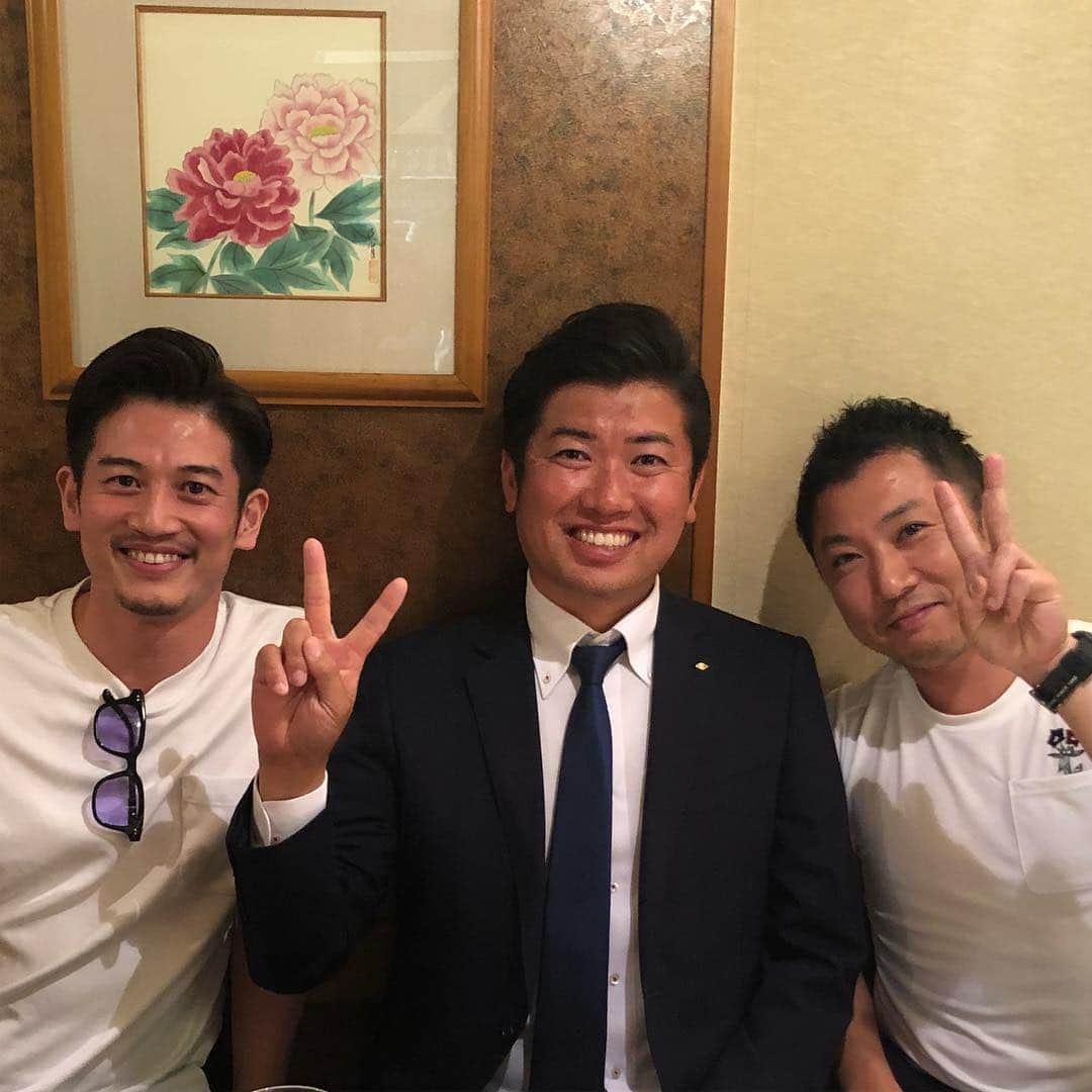 野久保直樹さんのインスタグラム写真 - (野久保直樹Instagram)「本日は高校野球史に残る方々と😆 親友の横浜高校春夏連覇のセカンドレギュラーメンバー松本勉と歴史的激闘の延長17回PL学園の4番古畑和彦さんとご飯🤩 楽し過ぎる‼️ #古畑和彦 #松本勉 #PL学園 #横浜高校 #歴史的 #激闘 #延長17回 #高校野球 #甲子園 #春夏連覇 #松坂世代 #クロスプレー #野球談義」5月21日 22時27分 - naoki_nokubo