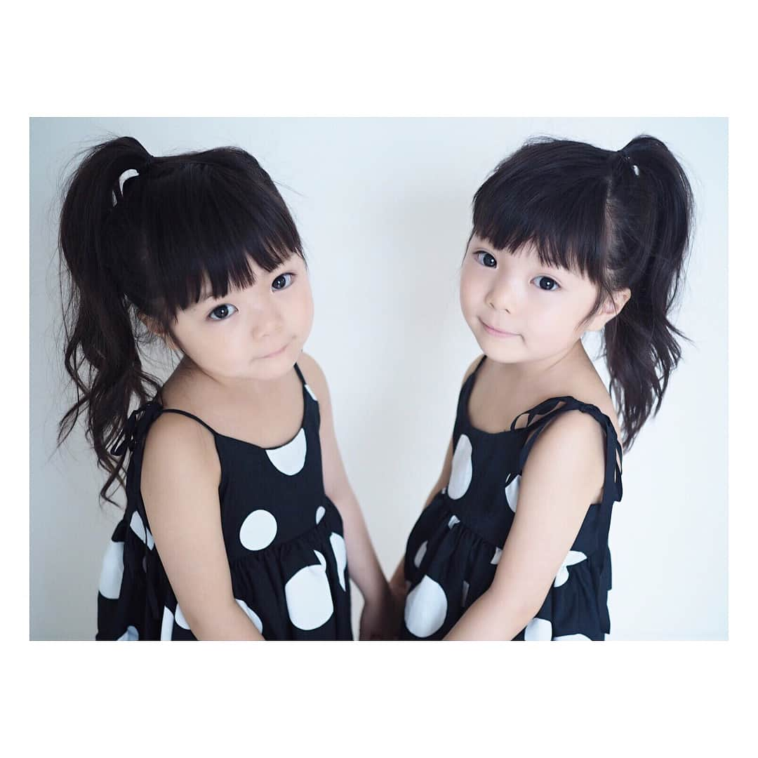 Yukiさんのインスタグラム写真 - (YukiInstagram)「今日は双子ちゃんの園のお誕生日会でした♡  お歌もダンスも好きなのでとっても嬉しそうに披露してくれました(o^^o)  ママにこっそり教えてあげるーと、いつも踊って見せてくれてた三女ちゃんと、  本番までのお楽しみ〜とにやにや過ごしていた次女ちゃん😂💕w  2人のちょっとしたちがいがまた面白い(o^^o)  今年は着てみたいと思っていたドットのワンピース♡  大きめのドットがかわいい♡♡ one-piece ⇨ @laulea_shop」5月21日 22時39分 - yukikuu96