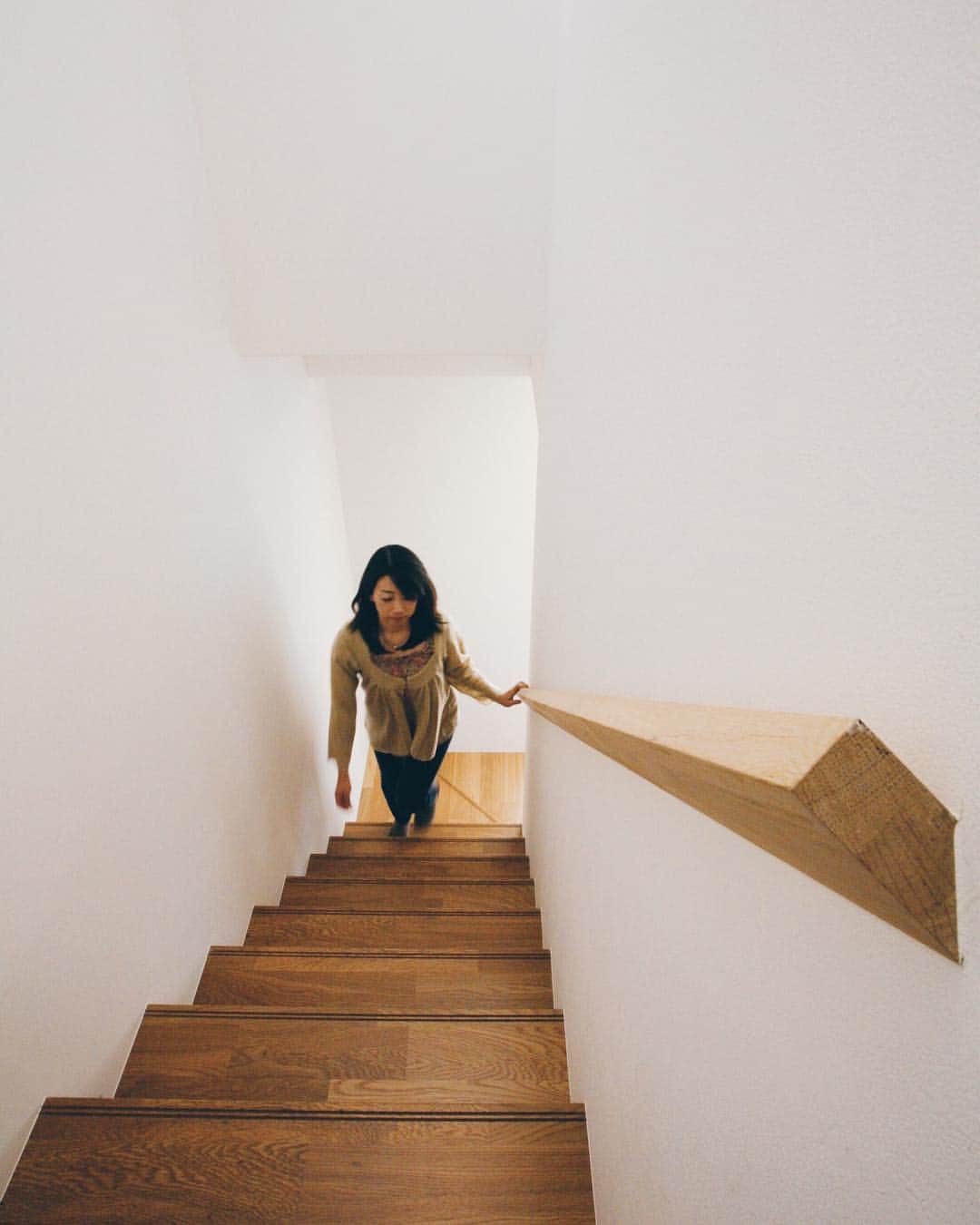 のインスタグラム：「壁に埋め込まれた角材が手摺となる。  #sturdystyle#architecture#house#stair#wood#oak  #スターディスタイル#建築#住宅#家#注文住宅#デザイン#デザイナーズ住宅#階段#手摺#木手摺#オーク」