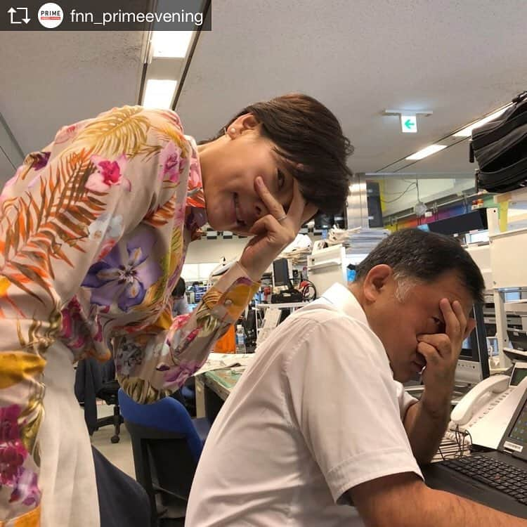 NARACAMICIE Japanさんのインスタグラム写真 - (NARACAMICIE JapanInstagram)「フジテレビ島田彩夏アナウンサーにトロピカルプリントペプラム長袖シャツ、シャンブレーオックススカートをご着用いただきました！華やかな花柄もベージュベースで大人っぽく着ていただけます✨ ・ Repost from @fnn_primeeveningㅤㅤㅤㅤㅤㅤㅤㅤㅤㅤㅤㅤㅤ 反町さん！“是枝監督にインタビューしました” っぽいポーズをお願いします！ ・・・の回答。 ㅤㅤㅤㅤㅤㅤㅤㅤㅤㅤㅤㅤㅤ #是枝監督 おめでとうございます！！ ㅤㅤㅤㅤㅤㅤㅤㅤㅤㅤㅤㅤㅤ #反町理 #島田彩夏 ブラウス・スカート #ナラカミーチェ ピアス #フォリフォリ #プライムニュースイブニング #是枝裕和 #カンヌ国際映画祭 #パルムドール #万引き家族 #倉田大誠 #木村拓也 #海老原優香 #フジテレビ http://www.fujitv.co.jp/prime_evening/ ・ #naracamicie #シャツ #柄シャツ #花柄 #フラワープリント #花柄シャツ #ヴィンテージリゾート #リゾート #フラワーパレット #大人可愛い #大人かわいい #フレアスカート #女子アナコーデ #女子アナファッション」5月22日 9時39分 - naracamicie_jp