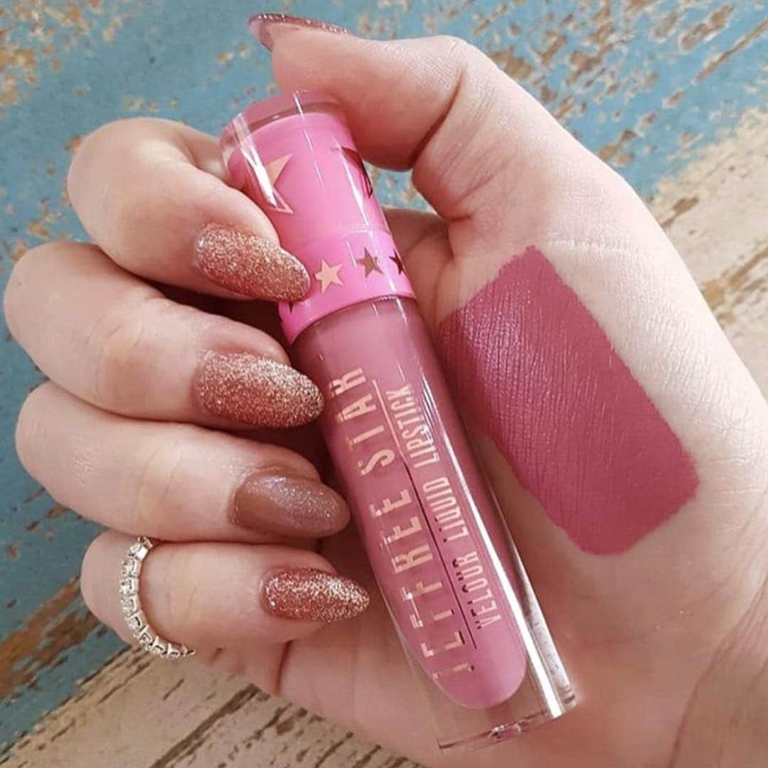 Jeffree Star Cosmeticsさんのインスタグラム写真 - (Jeffree Star CosmeticsInstagram)「The PERFECT pink lip!! #DollParts is such a classic shade 👄💄 A cool toned pink that is so wearable and pretty. Love this swatch by our boo @reeniek_mua!! 💖 #jeffreestarcosmetics #velourliquidlipstick」5月22日 9時42分 - jeffreestarcosmetics