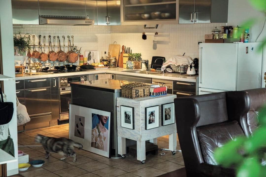 &Premium [&Premium] magazine.さんのインスタグラム写真 - (&Premium [&Premium] magazine.Instagram)「特集「料理好きたちの、キッチンと道具」、発売中です。 DIYの家具や雑貨で遊びを加えたキッチンは、フォトグラファーの有泉伸一郎さん( @shinichiroariizumi )の家から。ひと際目を引く銅鍋をはじめ、キッチンにあるものはオークションで落札したものやDIYしたものがほとんど。 photo：Takeshi Abe #andpremium #アンドプレミアム #料理好きたちのキッチンと道具 #キッチン #料理 #道具 #kitchen #tool #有泉伸一郎」5月22日 10時32分 - and_premium