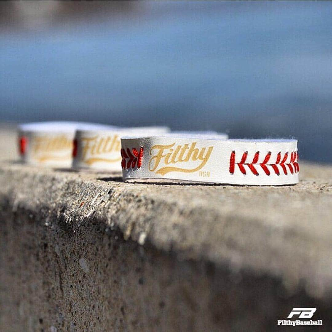 クレイトン・カーショウさんのインスタグラム写真 - (クレイトン・カーショウInstagram)「🚨BRACELET GIVEAWAY🚨 ⬇️How to enter⬇️ -Like this post -⬇️Follow⬇️ @Filthybaseball 👀 @Filthybaseball 👀 @Filthybaseball 👀 -@ a friend (the more friends you tag betters your chance of winning) -Winner will be picked tomorrow at noon!#kershaw #kershgonnakersh #mlb #dodgers #itfdb」5月22日 4時15分 - claykershaw22