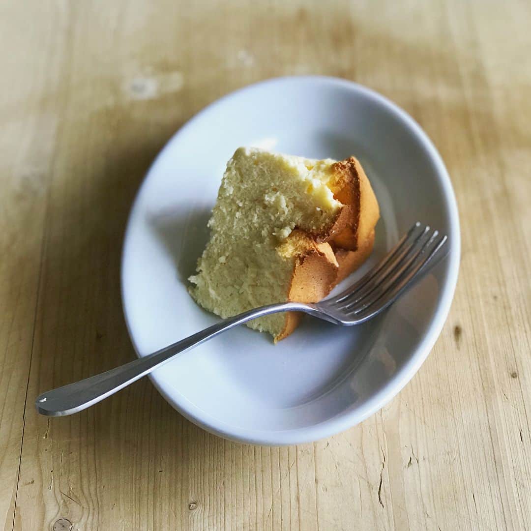 福田里香さんのインスタグラム写真 - (福田里香Instagram)「適当スフレチーズケーキ。 余った材料を適当に混ぜて、湯煎焼きしただけ。 • フロマージュブランとマスカルポーネのミックスにメレンゲを混ぜたので、泡のように軽い生地。 • わたしが作ると、レモン🍋を利かすから、レモンケーキと言ってもいいかも。 #オーブンから出した直後が最大 #冷蔵庫で冷やして翌日が食べ頃 #cheesecake #soufflécheesecake」5月22日 8時18分 - riccafukuda