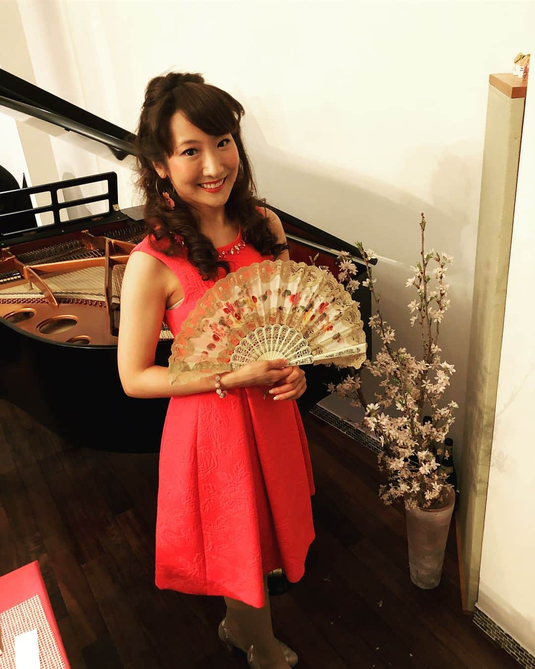 辰巳真理恵さんのインスタグラム写真 - (辰巳真理恵Instagram)「4月に開催された、 「辰巳琢郎の和飲(わいん)サロン 〜第九夜 桜の会〜」 の際の写真達です🌸  榊原郁恵さまがお忙しい中いらしてくださいました😍✨✨ 父も出演していた、3月の博多座ミュージカル『舞妓はレディ』での榊原さまの演技に涙、涙でした😭💖 父が大変お世話になり、ありがとうございました！！ 画家の笹倉鉄平先生も、ご自身の個展会場から駆けつけてくださいました😭✨ どの絵も幻想的で美しく、幼稚園時代から、一番好きな画家の先生です🎨  ピアノは、昨年11月の日生劇場での二期会『こうもり』のコレペティとしてもお世話になった、天日悠記子ちゃんと初共演でした💕 ありがとうございました！！ テーブルコーディネート＆フラワーアレンジは、辰巳真由美でした🌸✨ タクスオフィス＆BCRの皆様、いつもありがとうございます💐  桜の大振りピアスが、やっと日の目を見られました（≧∇≦） #辰巳琢郎の和飲サロン #辰巳琢郎 #mariessalon #榊原郁恵 様  #笹倉鉄平 先生 #天日悠記子 様  #辰巳真由美 #辰巳真理恵 #marietatsumi #tatsumimarie #辰巳琢郎の葡萄酒浪漫 #bcrtrading #blumarine #桜コーディネート #桜の会 #桜ピアス #ブルーマリン #ブルマリン #ミニコンサート #サロンコンサート #蘇州夜曲 #即完売 #満員御礼 #bcrtrading #タクスオフィス」5月22日 9時22分 - tatsumimarie