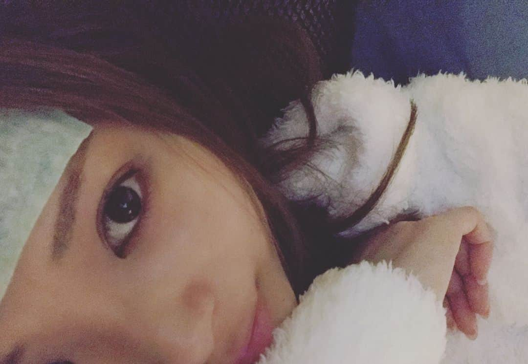 本間成美さんのインスタグラム写真 - (本間成美Instagram)「風邪でダウン(´ｰ｀) 今年に入ってから体調崩しがち(´ｰ｀) もっとしっかりしないと！ 昨日の夜中の記事、間違って消しちゃった(´ｰ｀)いいね、コメントくれた方、ごめんなさい(´ｰ｀) もっとしっかりしないと！ 北小金ボウルの副支配人さんから誕生日にいただいたたわし枕…痛気持ちいいぃぃ…(´ｰ｀)💗 #悟空のきもち#たわし枕 #すっぴん失礼」5月22日 19時07分 - narumi517