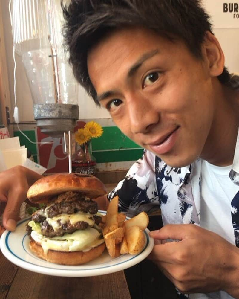 小谷祐喜さんのインスタグラム写真 - (小谷祐喜Instagram)「美味しいハンバーガー屋さん発見🍔👀 #熊本で1番アメリカ #エッソくん #リーフバーガー」5月22日 19時12分 - kotani0727