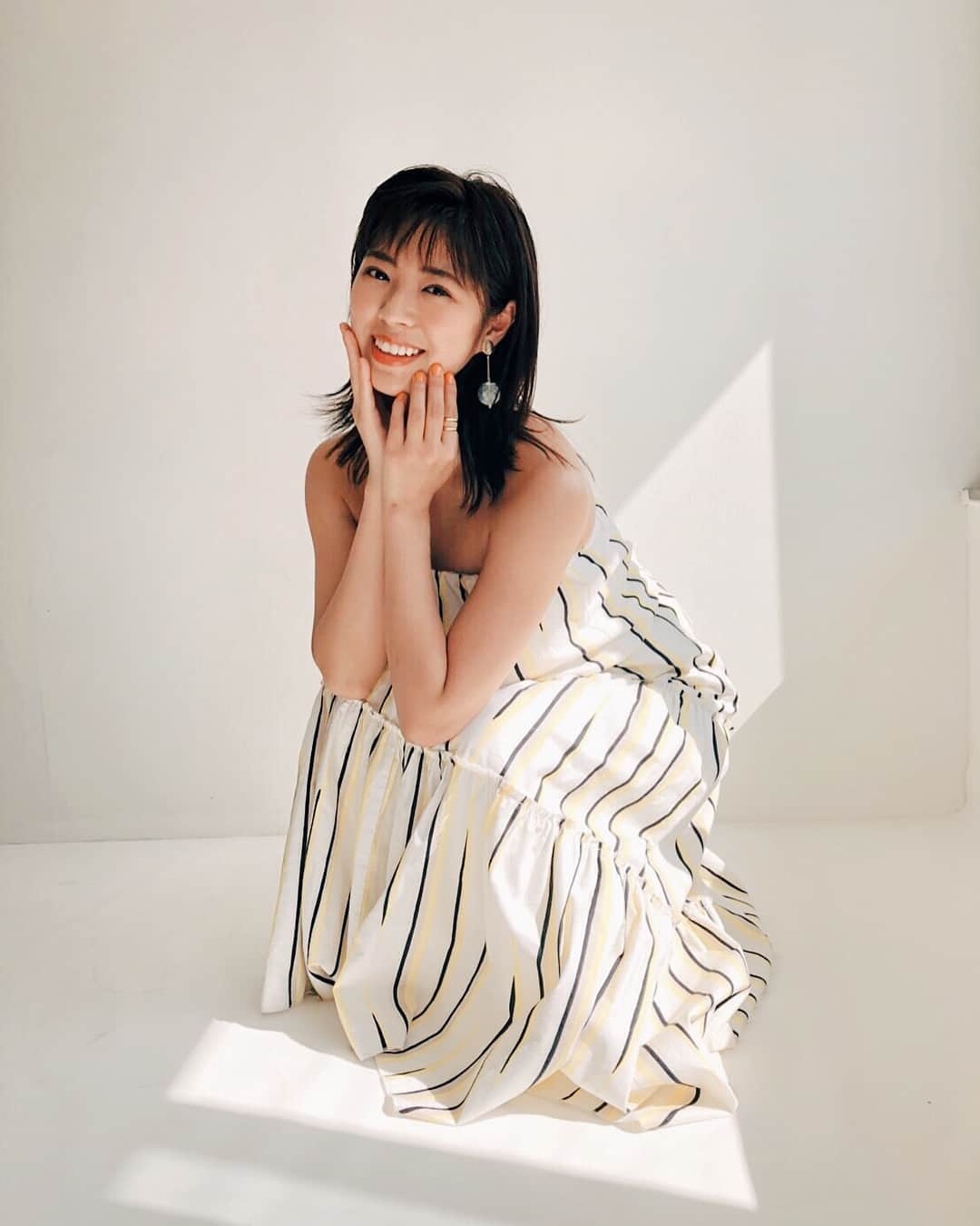 わちみなみのインスタグラム：「念願の〜💕💕💕💕 本日発売のVOCEに、VOCESTとして掲載していただきました😳🌸✨ . メイクや最近ハマっているものなどまとめていただいたよ(,,•﹏•,,)わたしの好きなものや良いものを知ってもらえるとうれしいです☀️ . 可愛くメイクしていただけてハッピーでした🙏💕 . 是非是非ご覧ください💐大きなページで嬉しい💧✨ . #voce  #vocest  #わちみなみ #ネイル #ヘアメイク #メイク #夏メイク #夏 #黄色  #大好き」