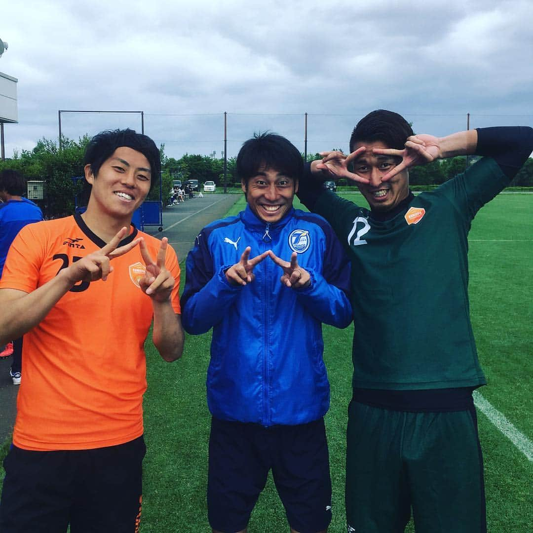 山田元気さんのインスタグラム写真 - (山田元気Instagram)「TMvs大分トリニータ 実戦復帰！！負けは悔しいけどやっぱり試合は楽しい⚽️まだまだ課題山積みですが、コツコツ頑張ります！💪 さんぺーさんも相変わらず元気でした☺️ #三平和司#京都時代のチームメイト#大石治寿#さんぺーさんと地元一緒#☆君ポーズらしい#でも俺はやらない#あえて#オリジナルポーズ#ゆうじくんと写真撮るの忘れたー」5月22日 19時30分 - yamada_genki33