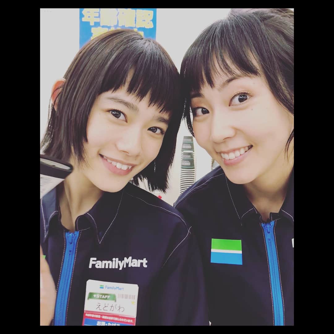 杉咲花のインスタグラム：「本日２２時からＴＢＳにて 「花のち晴れ」第６話の放送です。 写真は紺野さん役の木南晴夏さんと。 木南さん演じる紺野さんのキャラクターが 面白すぎて、いつも撮影で  誰よりも先にお芝居をみられることに とてもワクワクしてしまうのです。。 紺野さん、大好きなんだぁ。。 そして２、３枚目の写真、 前にも載せた花晴れパーカーに 大志くんのアイデアで背中にアップリケを。 衣装部さんにつけていただいて、 自分だけの一着になりました。 へへへ。嬉しいな。 - ６話はこれまでで一番切ない回。 音を演じていて、 神楽木のあんな顔をみるのがショックだった。 でも天馬くんのあの顔が嬉しかった。 どっちも、忘れられない、。 毎日みんなと過ごしていると 自分に新しい気持ちをくれたり 今まで見たことのない顔を目撃する瞬間があって はっとさせられて とても刺激になるし、 自分に足りない色んなことを教えてもらう 素敵な仲間に出会えて、 充実した日々を過ごさせてもらっています。 これから撮る色んなシーンのことを考えると 緊張するし、できるか不安にもなる けど  頑張らなきゃ。 わたしもみんなに負けていられない、と思う。 もっともっと 音さんを知りたい。です。 みなさまに自信をもって届けられるように。 頑張る。ぞー！！！ ではでは今夜も、観てくださいね。😊 #花のち晴れ #花晴れ」