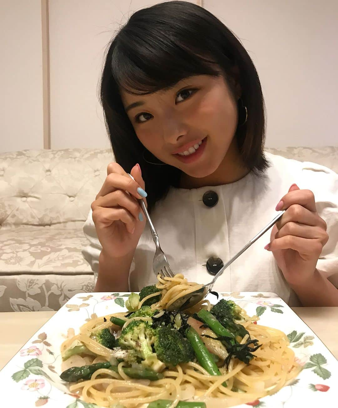 野田すみれさんのインスタグラム写真 - (野田すみれInstagram)「. 夜ご飯♡♡♡ アスパラとブロッコリーとみょうがのパスタ🍝🥦 お家で作ってみたよ💗♪ 魔法のスパイスを入れたら美味しくなった🌟 大成功💗 . . . #tokyo#girl#photo#photooftheday#love#natural#power#fun#instagood#smile#happy#day#thankyou#instalove #mood #portrait #photography #leica #ファインダー越しの私の世界 #tokyo #posing #東京#パスタ#夜ごた飯#dinner#cooking#ペペロンチーノ#料理#料理好きな人と繋がりたい」5月22日 20時08分 - sumire0208