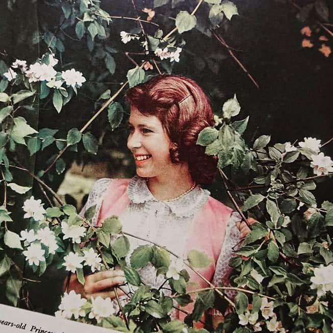 レトロスパイスさんのインスタグラム写真 - (レトロスパイスInstagram)「ロイヤルウェディングに参列された皆さんのファッションのなかでもひときわめを引くエリザベス女王のイエローのドレス。  素敵すぎる❤️💕 あんなスタイリッシュなおばあちゃんになれたらなぁ。  若いときも可愛かったけどね😉  エリザベス女王の写真集より❤️ #ロイヤルウェディング #イギリス王室 #レトロスパイス #アンティーク #アンティークショップ #アンティーク雑貨 #ヴィンテージ #ヴィンテージショップ #ヴィンテージ雑貨 #ビンテージ #ビンテージ雑貨 #ビンテージショップ #古道具 #古道具屋 #骨董 #骨董屋 #アンティークのある暮らし #暮らし #くらし #レトロ #インテリア」5月22日 11時26分 - retrospice_tokyo