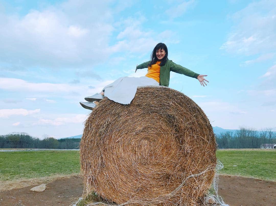高橋麻美さんのインスタグラム写真 - (高橋麻美Instagram)「牧草ロールの上、 羊蹄山が全部隠れる🙄  #hokkaido #ニセコ #view #mountain #pasture」5月22日 11時34分 - charmy421