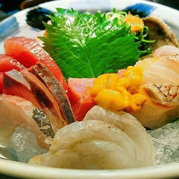 ホットペッパーグルメ公式アカウントのインスタグラム：「新鮮なお魚料理の写真を投稿してくれたのは、美味しいグルメを食べ歩いているけんけん（@osaka_gourmet_）さん。 いつ訪れても暖かく迎えてくれるお店とのことで、味はもちろん、人の温かみが味わえるお店はリピートしてしまいますね♫ photo by @osaka_gourmet_ #ホットペッパーグルメ」