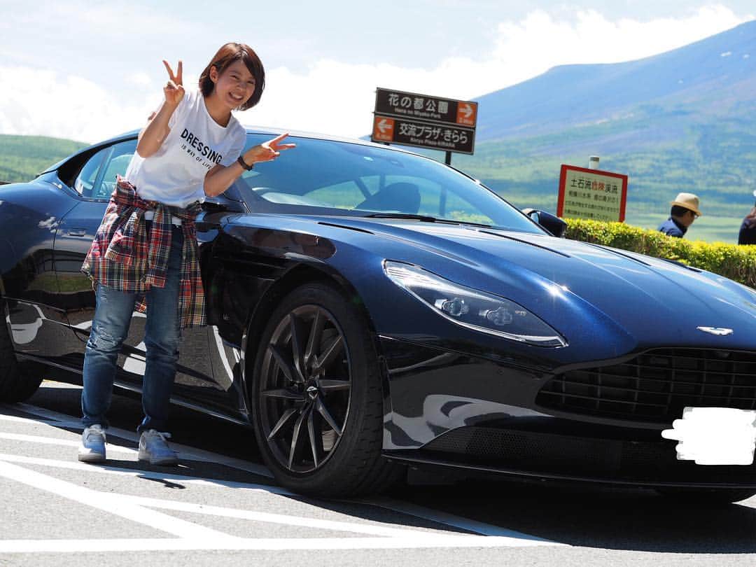 高木菜那のインスタグラム：「今回Aston Martin Japan さんのご好意により、DB11を試乗させていただいてます。 私にはもったいなさすぎるご褒美です(*^^*) 少しの期間ですがこんなにもエレガントでかっこいい車に乗れるなんて夢のようです。 車を楽しみながら、でも安全運転第一に乗らさせていただきたいと思います。 #astonmartin #db11 #アストンマーティン #skygroup」