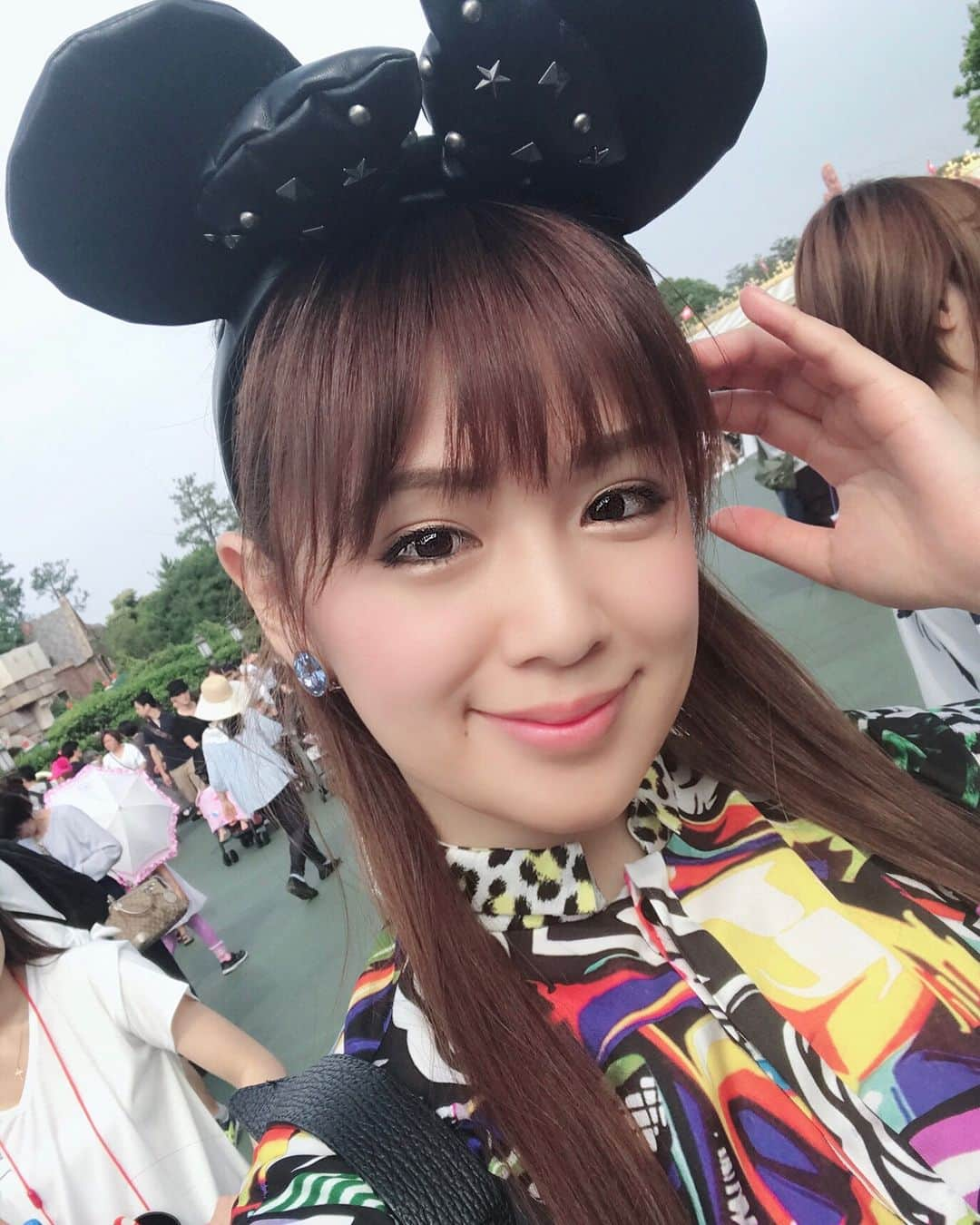 金山睦さんのインスタグラム写真 - (金山睦Instagram)「2DAYSでDisney🐁🐁♬ お姉ちゃんと甥っ子と姪っ子と💓💓 だけど、彼女とディズニーに使っていいよ😆❤️ #disney #disneyland #disneysea #family #sister #mom #ディズニー #ディズニーランド #ディズニーシー #お姉ちゃん #ラブ #ビビデバビデブティック #ディナーショー」5月22日 14時33分 - kanayama_chika