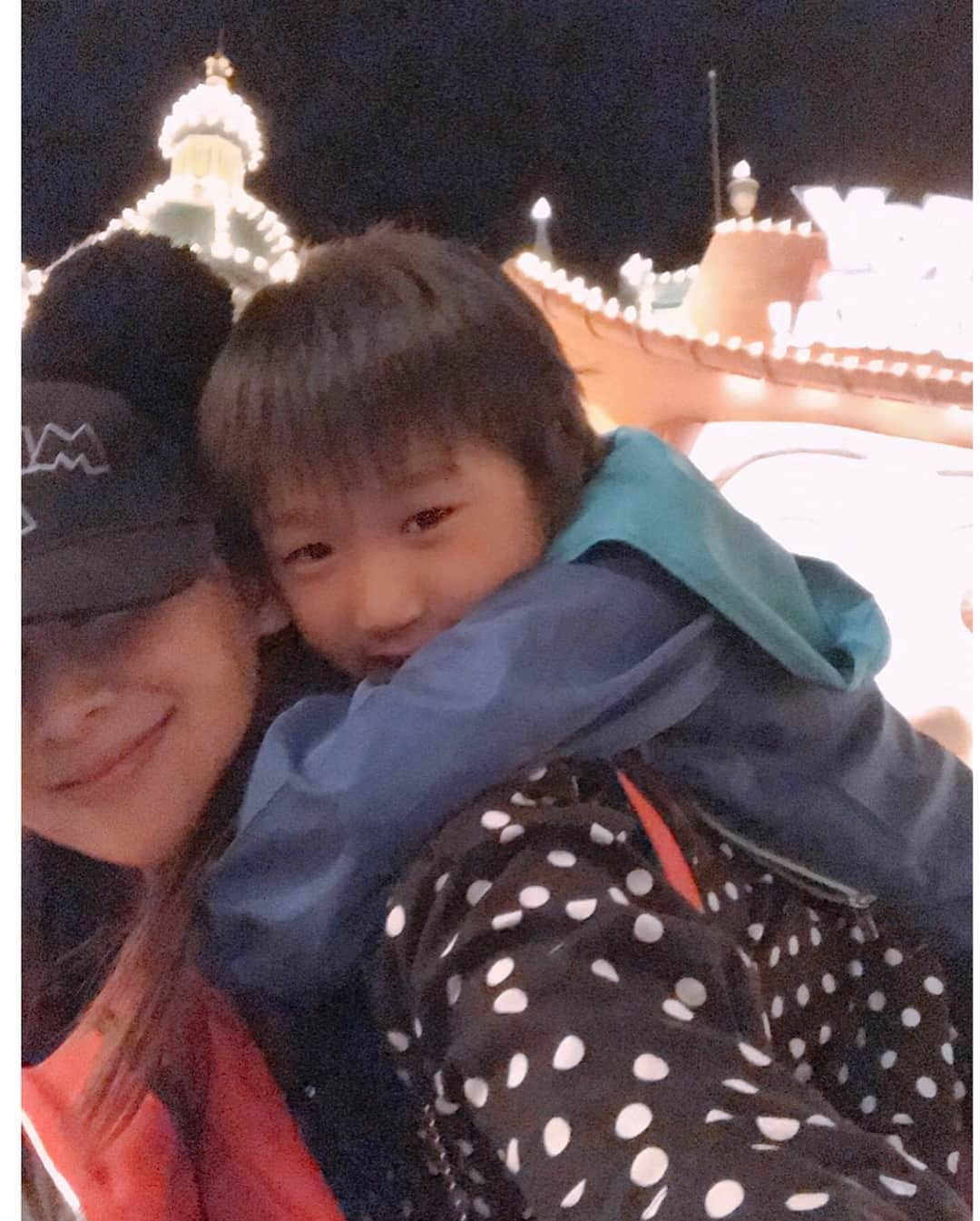 金山睦さんのインスタグラム写真 - (金山睦Instagram)「2DAYSでDisney🐁🐁♬ お姉ちゃんと甥っ子と姪っ子と💓💓 だけど、彼女とディズニーに使っていいよ😆❤️ #disney #disneyland #disneysea #family #sister #mom #ディズニー #ディズニーランド #ディズニーシー #お姉ちゃん #ラブ #ビビデバビデブティック #ディナーショー」5月22日 14時33分 - kanayama_chika