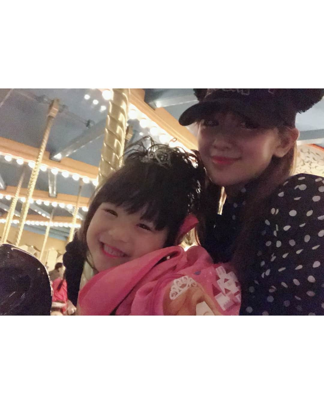 金山睦さんのインスタグラム写真 - (金山睦Instagram)「2DAYSでDisney🐁🐁♬ お姉ちゃんと甥っ子と姪っ子と💓💓 だけど、彼女とディズニーに使っていいよ😆❤️ #disney #disneyland #disneysea #family #sister #mom #ディズニー #ディズニーランド #ディズニーシー #お姉ちゃん #ラブ #ビビデバビデブティック #ディナーショー」5月22日 14時33分 - kanayama_chika