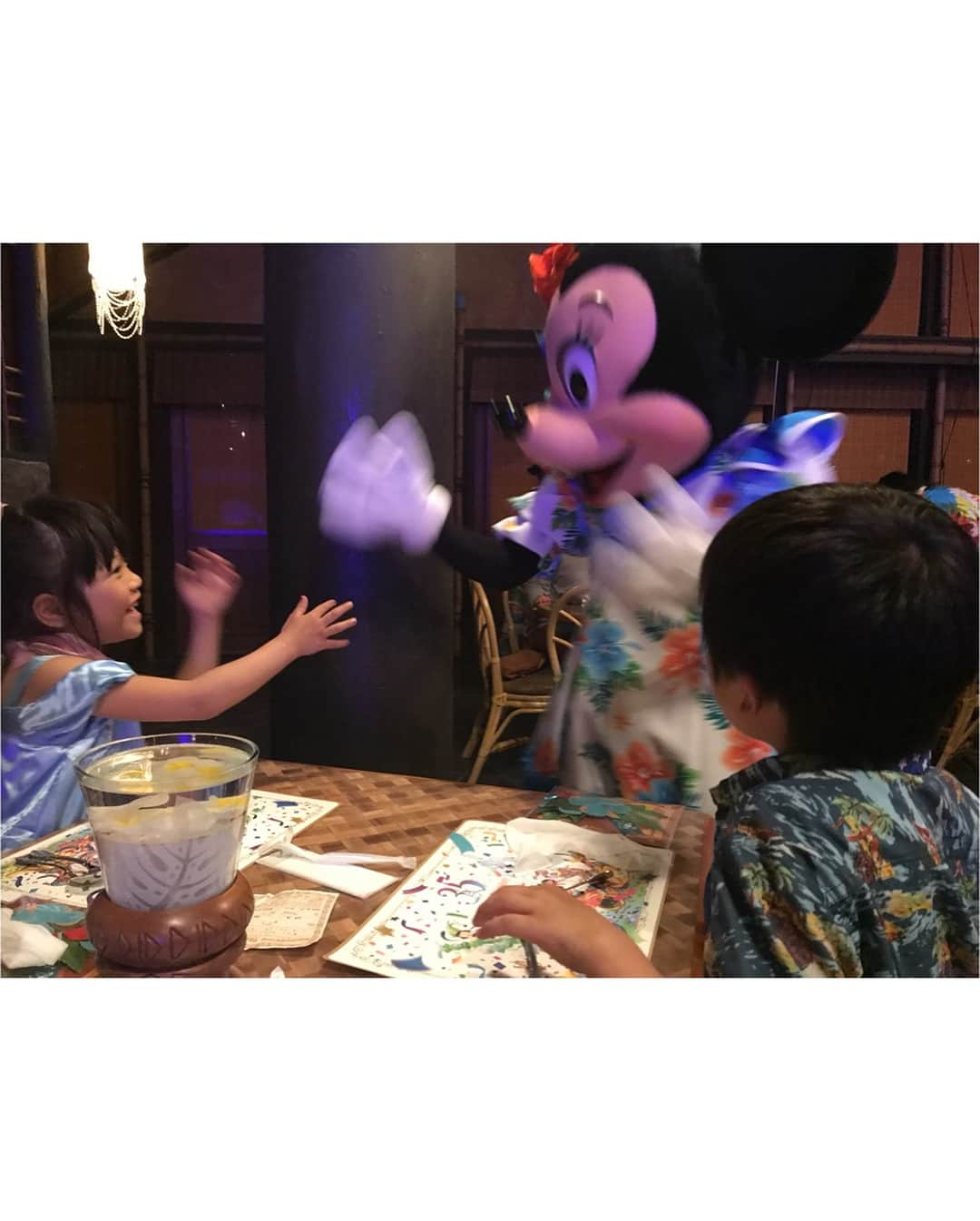 金山睦さんのインスタグラム写真 - (金山睦Instagram)「2DAYSでDisney🐁🐁♬ お姉ちゃんと甥っ子と姪っ子と💓💓 だけど、彼女とディズニーに使っていいよ😆❤️ #disney #disneyland #disneysea #family #sister #mom #ディズニー #ディズニーランド #ディズニーシー #お姉ちゃん #ラブ #ビビデバビデブティック #ディナーショー」5月22日 14時33分 - kanayama_chika