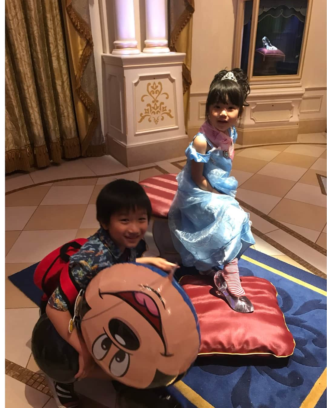 金山睦さんのインスタグラム写真 - (金山睦Instagram)「2DAYSでDisney🐁🐁♬ お姉ちゃんと甥っ子と姪っ子と💓💓 だけど、彼女とディズニーに使っていいよ😆❤️ #disney #disneyland #disneysea #family #sister #mom #ディズニー #ディズニーランド #ディズニーシー #お姉ちゃん #ラブ #ビビデバビデブティック #ディナーショー」5月22日 14時33分 - kanayama_chika