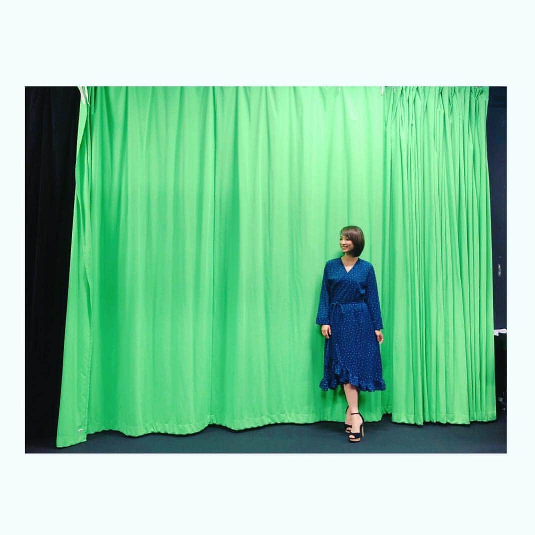 望月理恵さんのインスタグラム写真 - (望月理恵Instagram)「スナックロケ〜 日テレの32階にあるスタジオです。 緑のカーテンはクロマキー用。 #衣装#ワンピース」5月22日 14時53分 - mochiee28