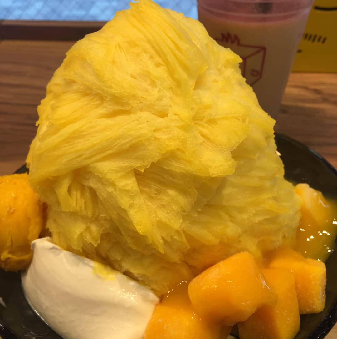 倉野麻里さんのインスタグラム写真 - (倉野麻里Instagram)「最近めっきり暑くなってきましたね！ 先日今年初のかき氷食べました。すっかり身体がキンキンに。お白湯の有難さよ💕マンゴー感たっぷりで美味しかったです✨  #icemonster #mango #タピオカ東方美人茶」5月22日 15時59分 - marikurano