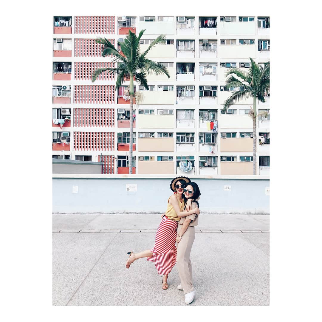 郭圈圈さんのインスタグラム写真 - (郭圈圈Instagram)「#彩虹邨🌈 跟3個香港朋友說我要去🌈彩虹村拍照 每個人都超級疑惑😂😂😂 因為這邊其實就是一般的住宅區🏠 不是什麼景點（但現在已經完全變成拍照景點啦😆) 甚至還有人來拍婚紗 總之我就是來拍照了😍跟你們分享♥️♥️♥️ -  墨鏡、上衣、裙子、鞋都還可追加唷♥️ @marumaru_lea_official . . . . . #choihung#choihungstation#choihung🌈#hk#leainhongkong#彩虹站#🌈#香港地鐵#香港#🇭🇰#rainbow#rainbow🌈 #港鐵#八達通#彩虹邨 #彩虹村#彩虹村🌈#🌈🌈🌈🌈🌈🌈🌈#香港景點#hktrip#hktravel」5月22日 17時01分 - helloiamlea