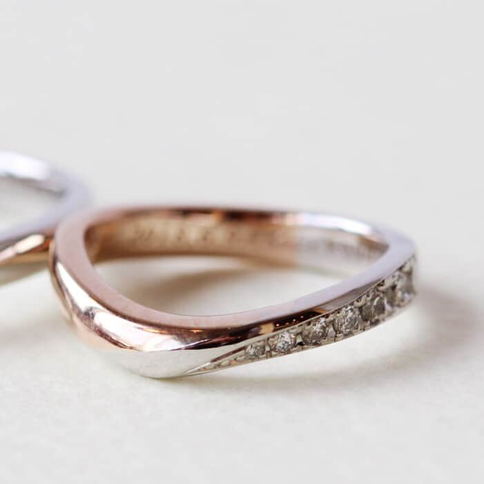 ith / イズ オーダメイド結婚指輪さんのインスタグラム写真 - (ith / イズ オーダメイド結婚指輪Instagram)「ピンクゴールド×プラチナの 色の切り返しをなぞるように、 男性はマットなテクスチャーで 変化をつけて仕上げた結婚指輪です。 * 元々女性のお気に召したデザインを お二人それぞれお似合いのアレンジで。 * * ▽ Grave《グラーヴェ》 https://rings.ateliermarriage.com/collections/show?ring_id=101 * * #ith #kichijoji #omotesando #ginza #wedding #心斎橋 #ウェディング #吉祥寺 #表参道 #横浜元町 #柏 #大宮 #銀座 #プラチナ #ピンクゴールド #指輪 #2018冬婚 #コンビカラー #結婚指輪 #marriagering #💍 #結婚指輪💍 #婚約指輪 #engagering #2018春婚 #2018夏婚 #2018秋婚 #プレ花嫁 #日本中のプレ花嫁さんと繋がりたい #お洒落さんと繋がりたい」5月22日 17時03分 - ith_marriage